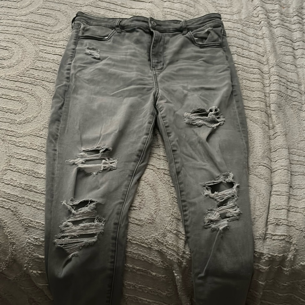 Grey skiny ripped jeans